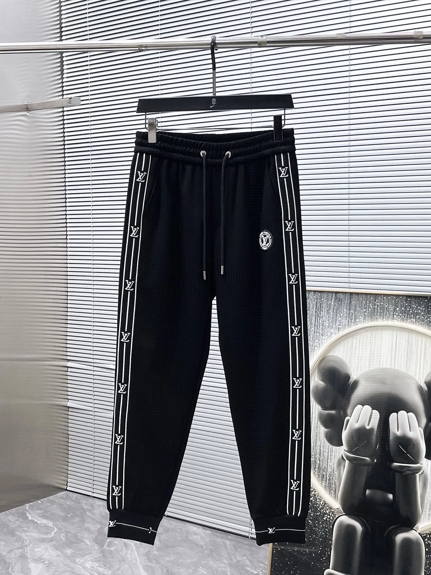 🅿️540 [LV Louis Vuitton] hot-selling suit is coming. Focus on the original version of the official website. 2025 new hot-selling round neck sweatshirt suit. The original order is the best 🇭🇰. It is the meticulous work of top designers for a fitting and perfect upper body effect. All-natural high-quality Tencel Roman cotton 100%, close-fitting comfort, noble and elegant! Original hardware embodies elegance and nobility! Counter size: M-3XL (maximum wear up to 190 pounds)